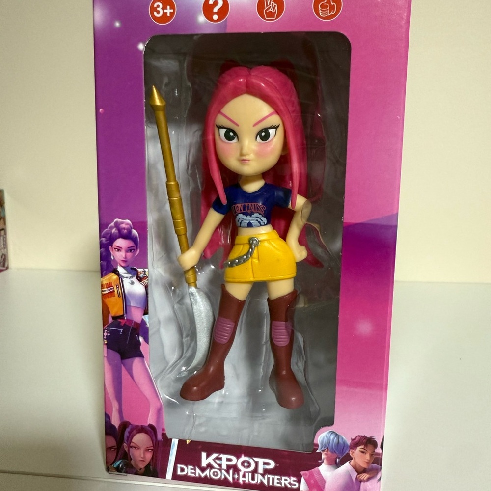 KPOP Demon Hunters Pink and Yellow Action Figure